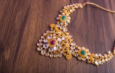 Değerli taşları olan güzel bir kolye.