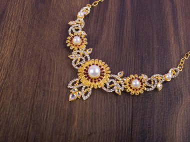 Değerli taşları olan güzel bir kolye.