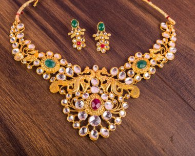 Güzel mücevher kolyesi ve değerli taşlı küpeler.