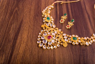 Güzel mücevher kolyesi ve değerli taşlı küpeler.