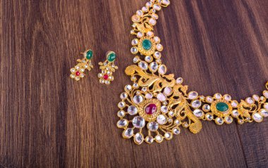 Güzel mücevher kolyesi ve değerli taşlı küpeler.