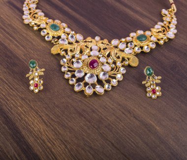 Güzel mücevher kolyesi ve değerli taşlı küpeler.