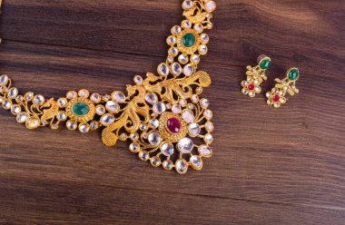 Güzel mücevher kolyesi ve değerli taşlı küpeler.