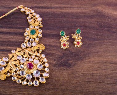 Güzel mücevher kolyesi ve değerli taşlı küpeler.