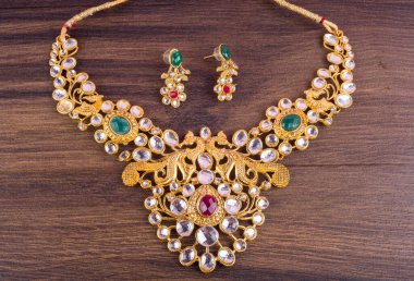 Güzel mücevher kolyesi ve değerli taşlı küpeler.