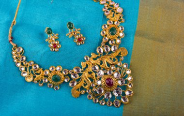 Güzel mücevher kolyesi ve değerli taşlı küpeler.