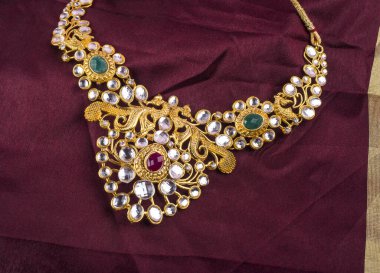 Değerli taşları olan güzel bir kolye.