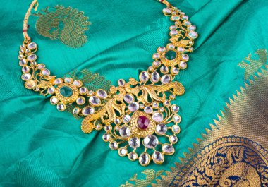 Değerli taşları olan güzel bir kolye.