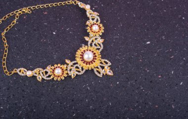 Değerli taşları olan güzel bir kolye.