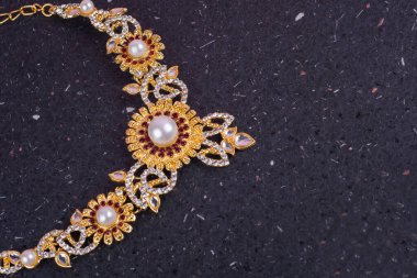 Değerli taşları olan güzel bir kolye.