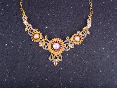 Değerli taşları olan güzel bir kolye.