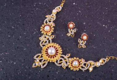 Güzel mücevher kolyesi ve değerli taşlı küpeler.