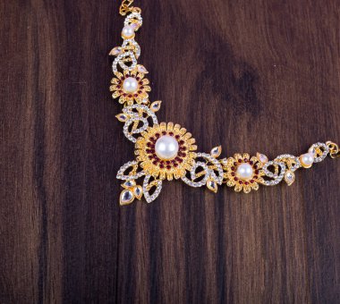 Değerli taşları olan güzel bir kolye.