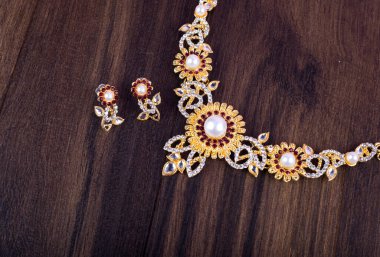 Güzel mücevher kolyesi ve değerli taşlı küpeler.