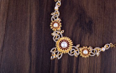 Değerli taşları olan güzel bir kolye.