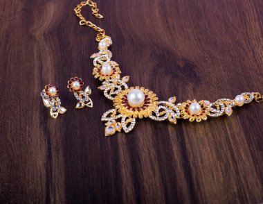 Güzel mücevher kolyesi ve değerli taşlı küpeler.