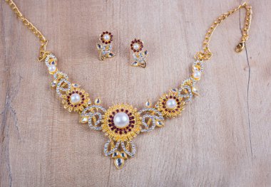 Güzel mücevher kolyesi ve değerli taşlı küpeler.