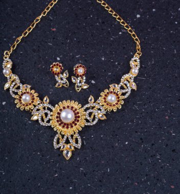 Güzel mücevher kolyesi ve değerli taşlı küpeler.