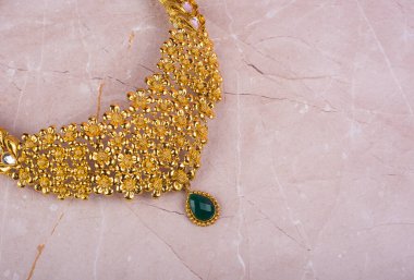 Değerli taşları olan güzel bir kolye.