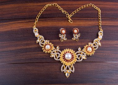 Güzel mücevher kolyesi ve değerli taşlı küpeler.