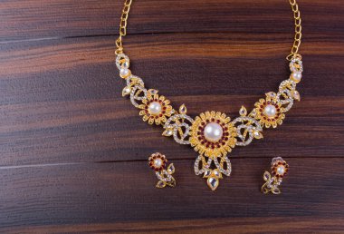 Güzel mücevher kolyesi ve değerli taşlı küpeler.