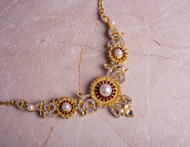 Değerli taşları olan güzel bir kolye.