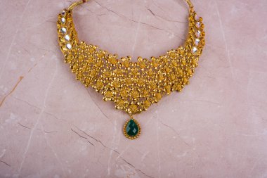 Değerli taşları olan güzel bir kolye.