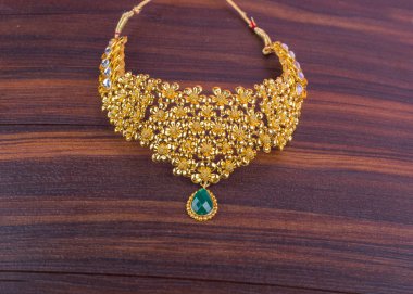 Değerli taşları olan güzel bir kolye.