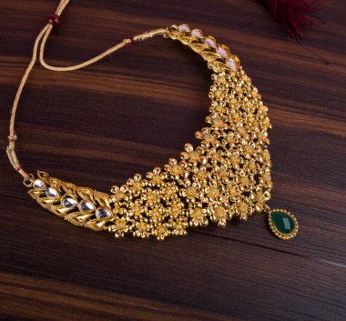 Değerli taşları olan güzel bir kolye.