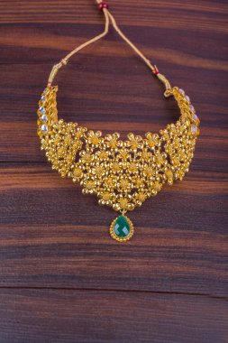 Değerli taşları olan güzel bir kolye.