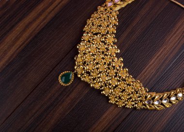 Değerli taşları olan güzel bir kolye.