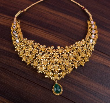 Değerli taşları olan güzel bir kolye.