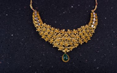 Değerli taşları olan güzel bir kolye.