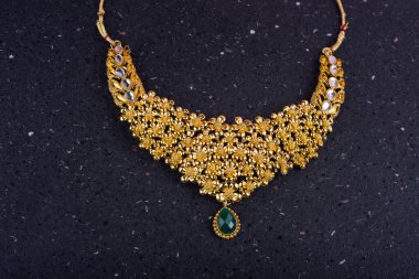 Değerli taşları olan güzel bir kolye.