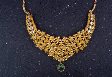 Değerli taşları olan güzel bir kolye.