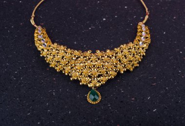 Değerli taşları olan güzel bir kolye.