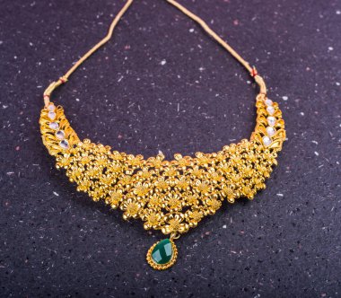 Değerli taşları olan güzel bir kolye.