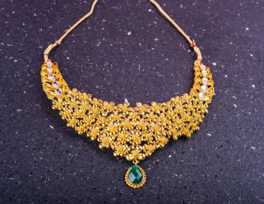 Değerli taşları olan güzel bir kolye.