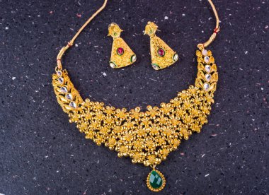 Güzel mücevher kolyesi ve değerli taşlı küpeler.