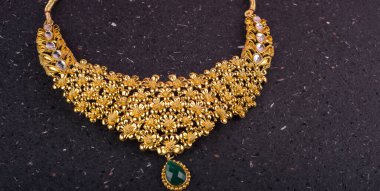 Değerli taşları olan güzel bir kolye.