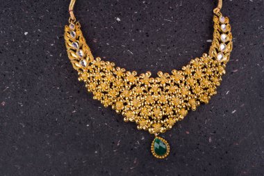 Değerli taşları olan güzel bir kolye.