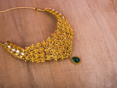 Değerli taşları olan güzel bir kolye.