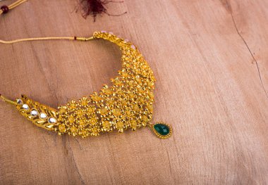 Değerli taşları olan güzel bir kolye.