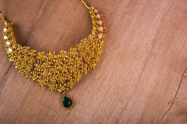 Değerli taşları olan güzel bir kolye.