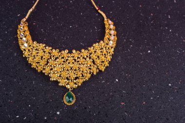 Değerli taşları olan güzel bir kolye.