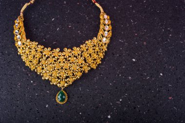 Değerli taşları olan güzel bir kolye.