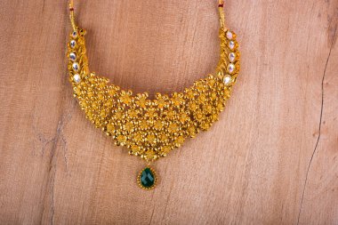 Değerli taşları olan güzel bir kolye.