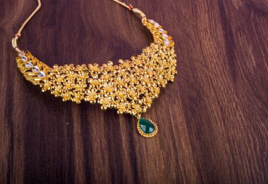 Değerli taşları olan güzel bir kolye.