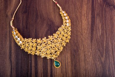 Değerli taşları olan güzel bir kolye.