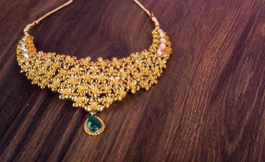 Değerli taşları olan güzel bir kolye.